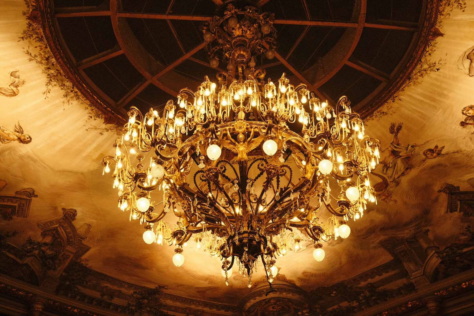 Knotentanz Association - Prächtiger Kronleuchter in einem eleganten Ballsaal
